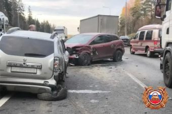 Появились фото с места ДТП с тремя автомобилями на трассе М-10 в Тверской области Появились фото с места ДТП с тремя автомобилями на трассе М-10 в Тверской области
