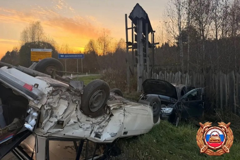 Легковушка перевернулась после столкновения под Тверью