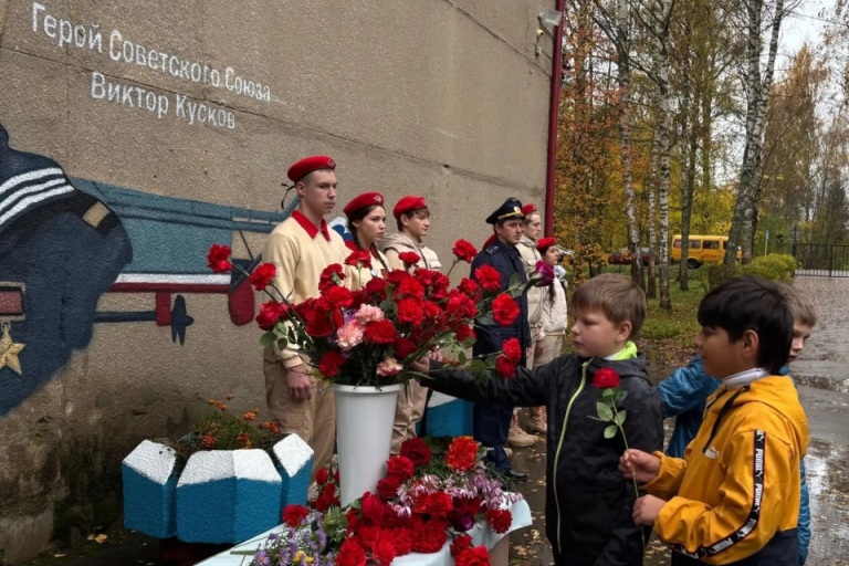 На школе в Тверской области открыли мурал в честь Героя Советского Союза