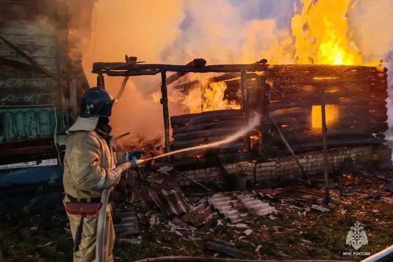 Трагедия в Тверской области: мужчина погиб при пожаре в жилом доме