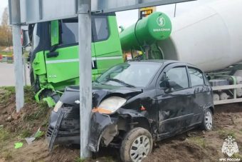 Женщина пострадала в столкновении легковушки с грузовиком под Тверью
