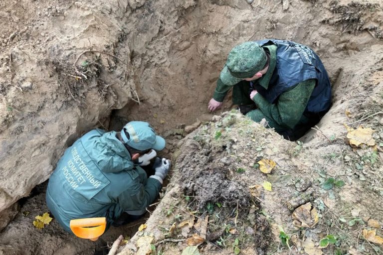Следователи работают на месте массового уничтожения мирных жителей под Тверью
