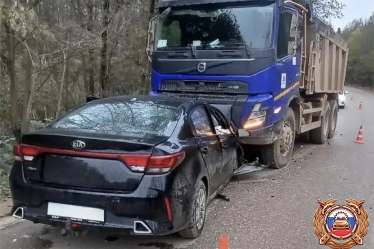 Водитель легковушки погиб в ДТП с самосвалом в Тверской области