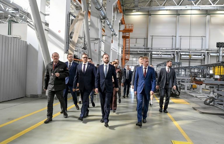 Губернатор Тверской области посетил завод МАЗ в Беларуси