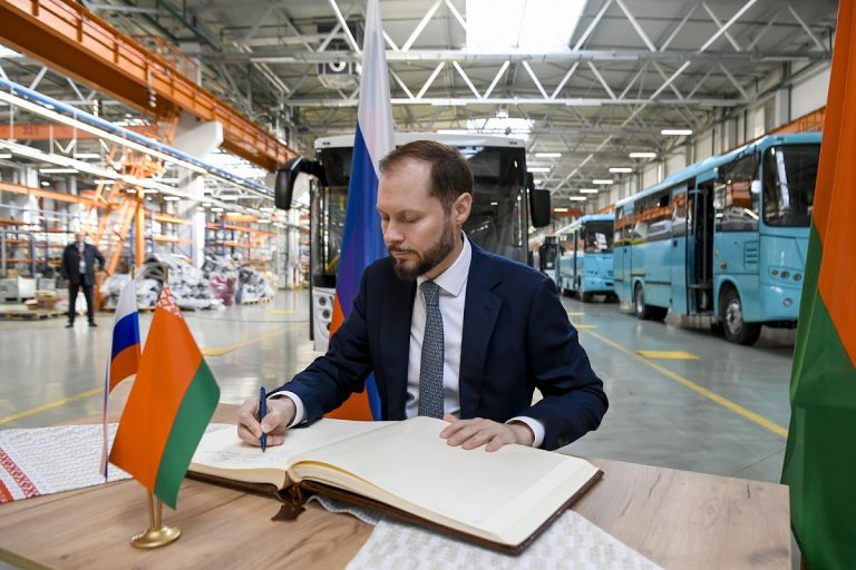 Губернатор Тверской области посетил завод МАЗ в Беларуси