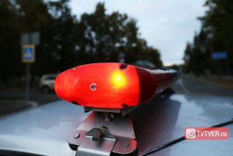Мужчина погиб под колесами большегруза на М-10 в Тверской области