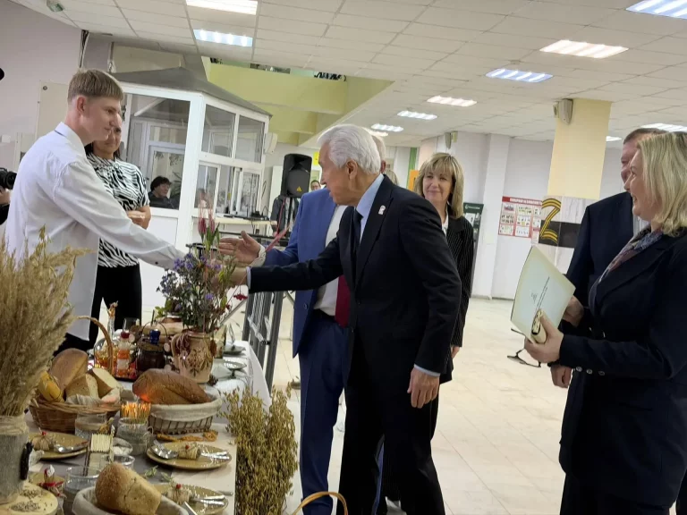Владимир Васильев приветствовал участников мероприятия к Всемирному дню хлеба