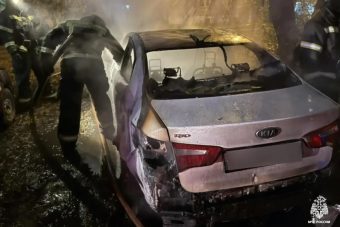 В Твери ночью загорелись три легковых автомобиля
