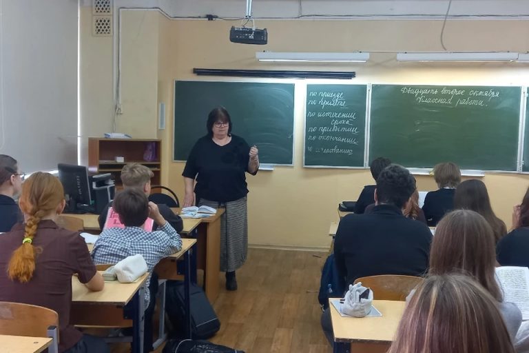 «Школа затягивает»: тверской учитель — о профессии длиною в 35 лет