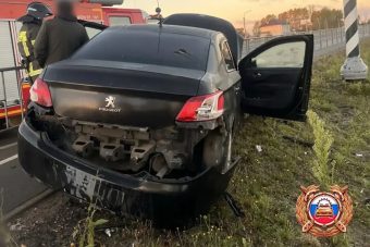 На М-10 под Тверью автомобиль влетел в ограждение На М-10 под Тверью автомобиль влетел в ограждение