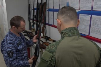 Тверские росгвардейцы передали десятки единиц оружия в зону СВО Тверские росгвардейцы передали десятки единиц оружия в зону СВО