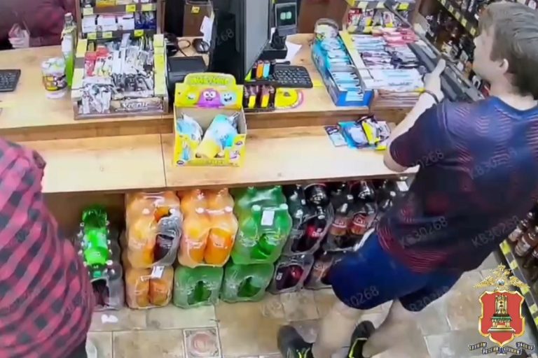 В Твери покупатель потребовал продать сигареты, угрожая винтовкой