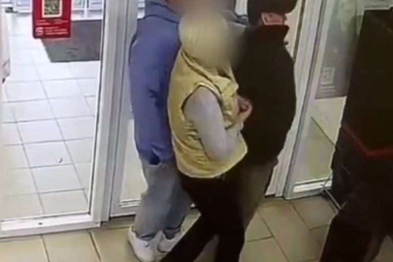 В Тверской области женщина задержала грабителя в магазине