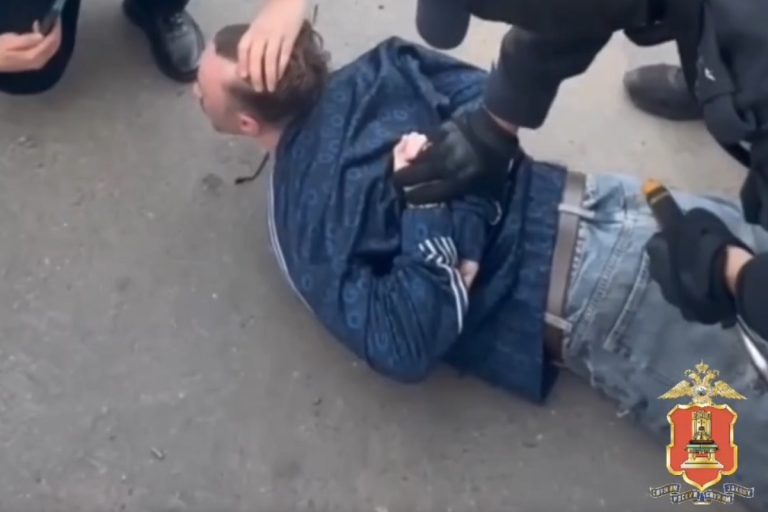 В Твери жестко задержали подозреваемого в скупке банковских карт